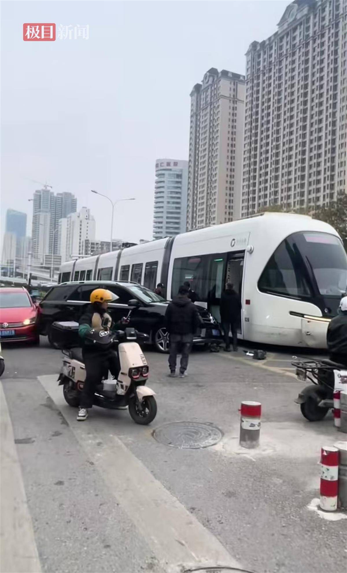 武汉有轨电车与奔驰车碰撞，不久前曾将一男子卷入车底