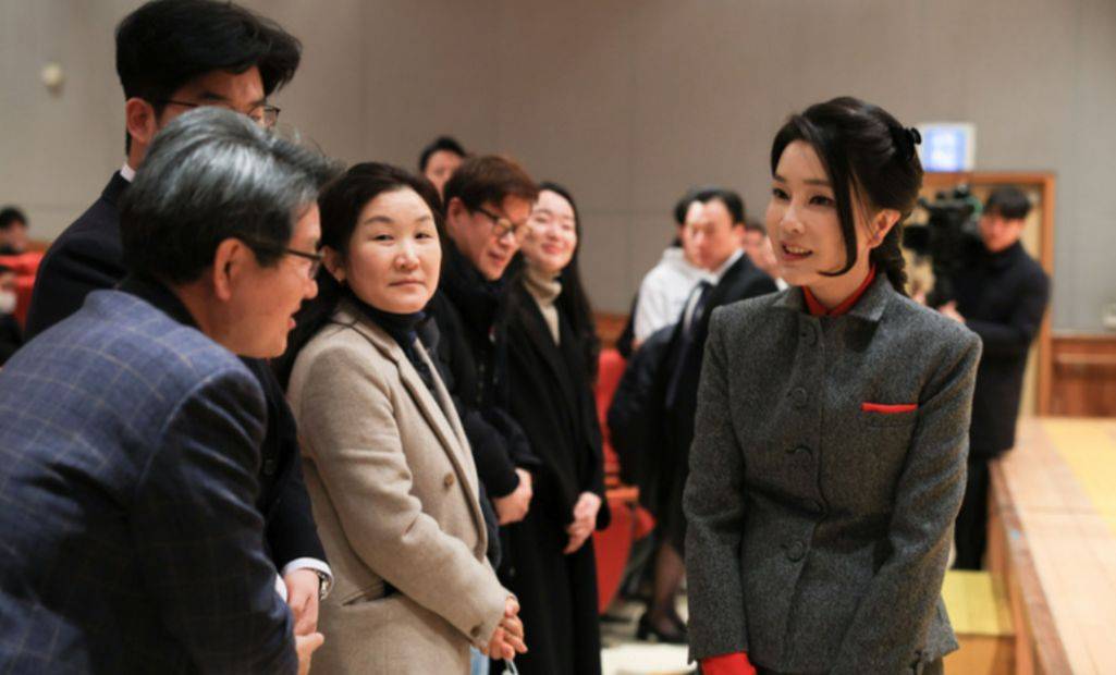 弹劾决议书砸向尹锡悦，青瓦台魔咒再次应验，第一夫人被钉耻辱柱