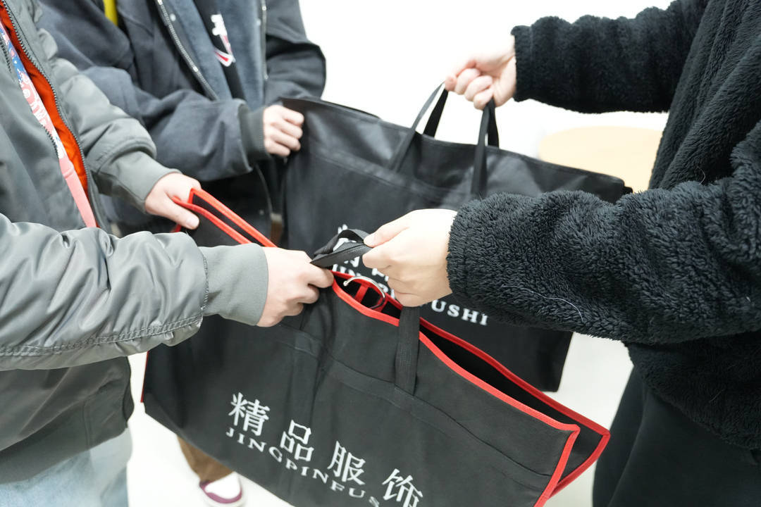 面试在即，浙江大三学生头疼买不起正装？学校：安排！
