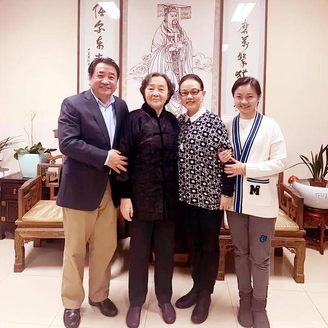 74岁姜昆的痛：养子的回报让他感动，可他却愧对大龄单身的女儿