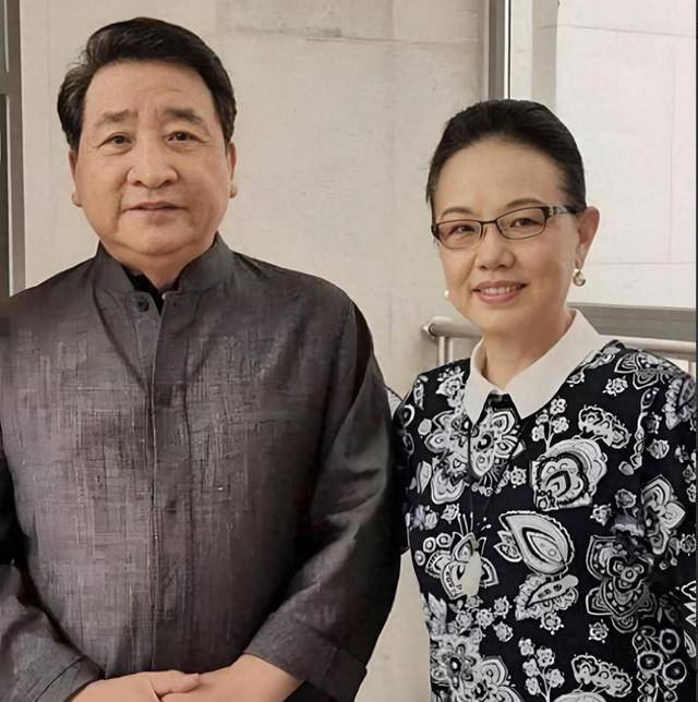 74岁姜昆的痛：养子的回报让他感动，可他却愧对大龄单身的女儿