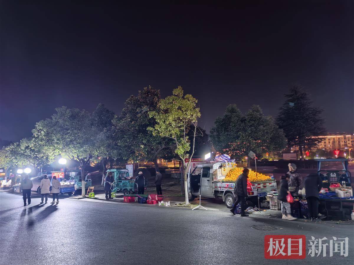 实探安徽绩溪“县政府门口夜市”：有人摆摊六七年从未被驱赶，政府大楼也能随便进