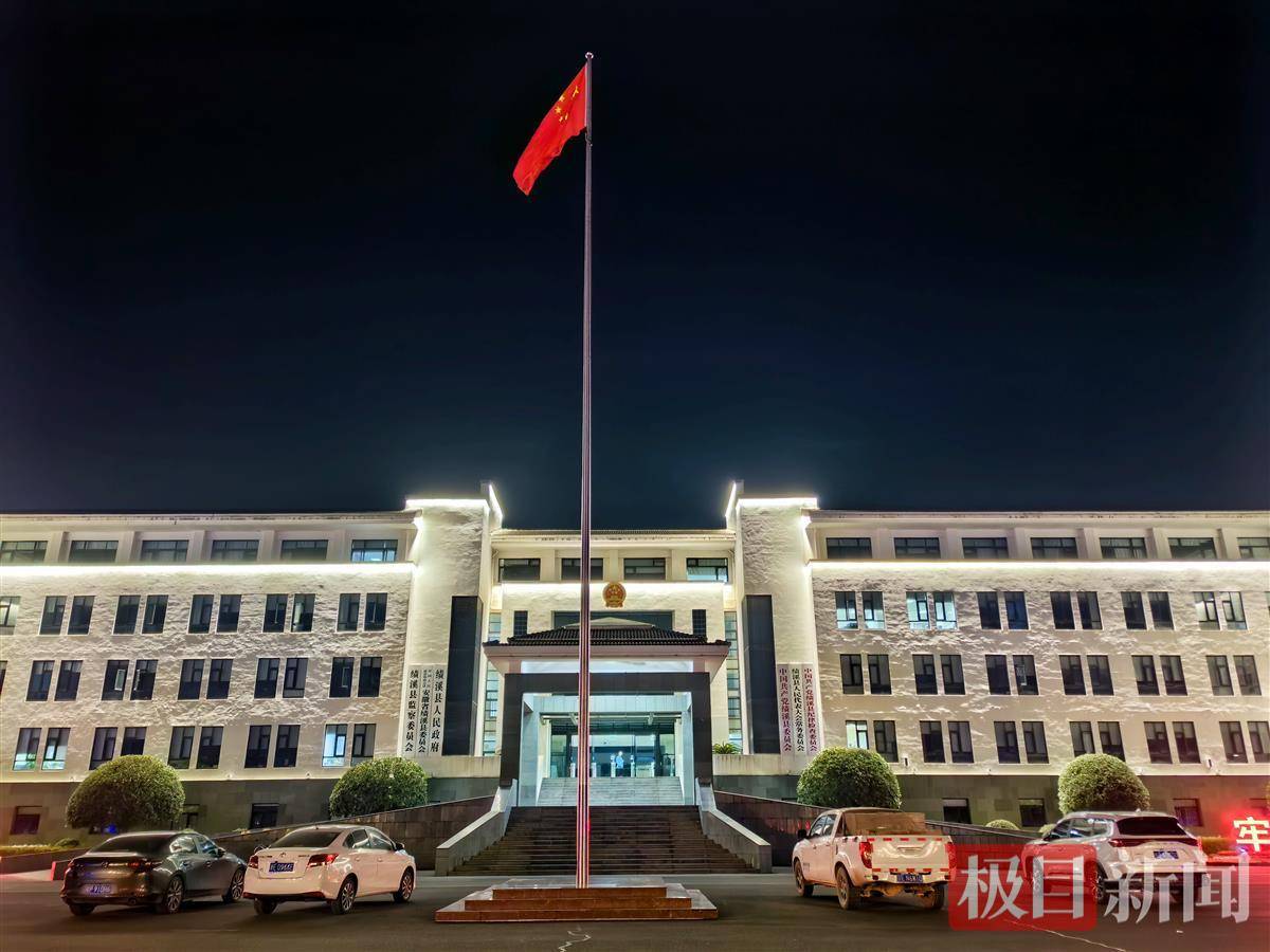 实探安徽绩溪“县政府门口夜市”：有人摆摊六七年从未被驱赶，政府大楼也能随便进