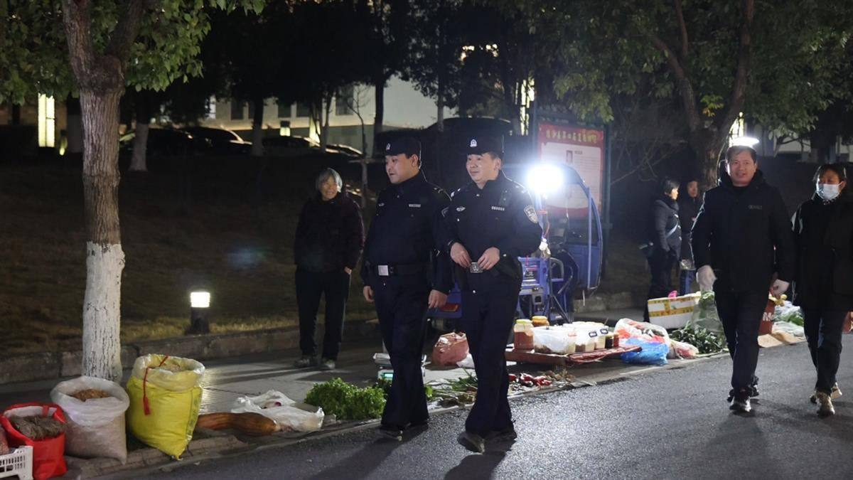 实探安徽绩溪“县政府门口夜市”：有人摆摊六七年从未被驱赶，政府大楼也能随便进
