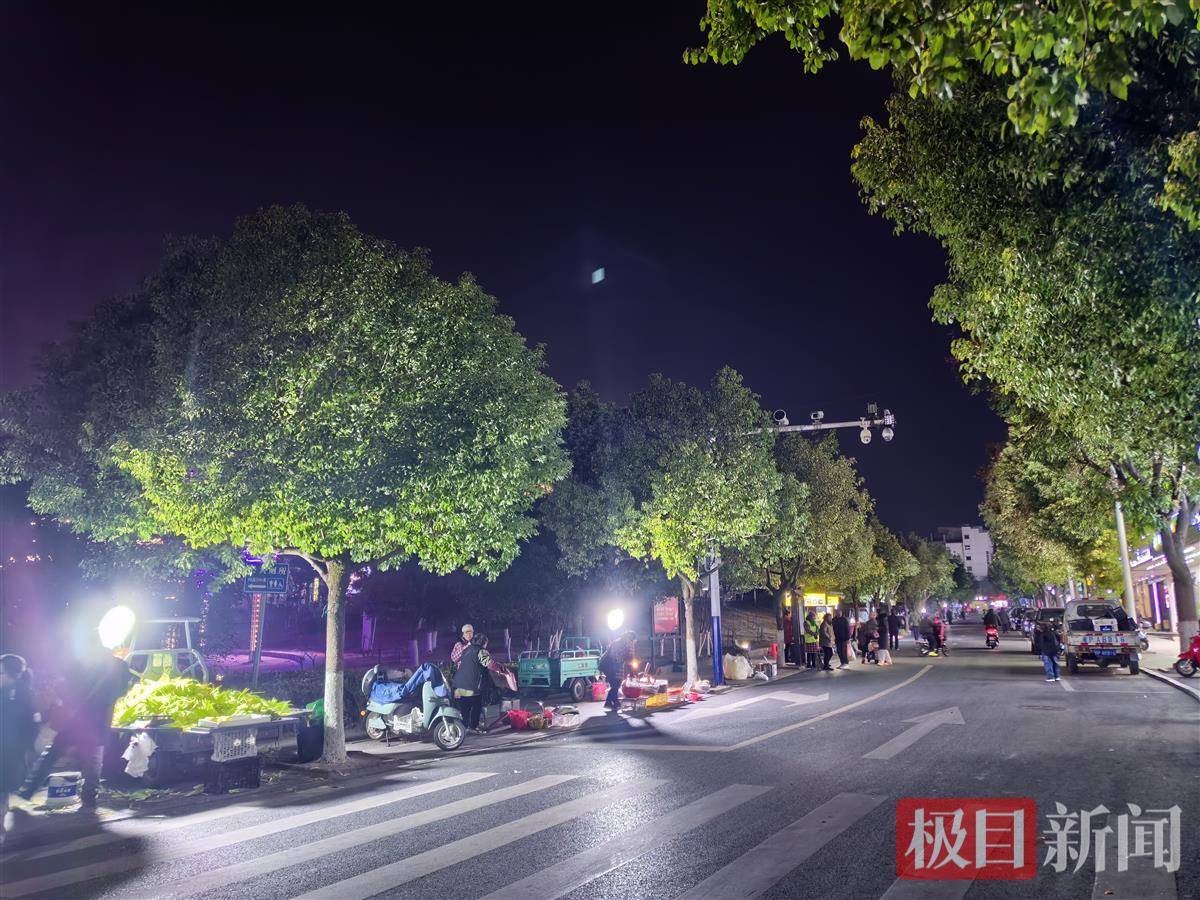 实探安徽绩溪“县政府门口夜市”：有人摆摊六七年从未被驱赶，政府大楼也能随便进