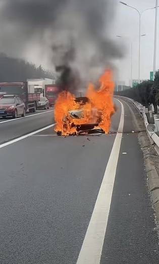 小米su7遭油车追尾，油车当场起火，小米车主：人都安全，自家车没大问题