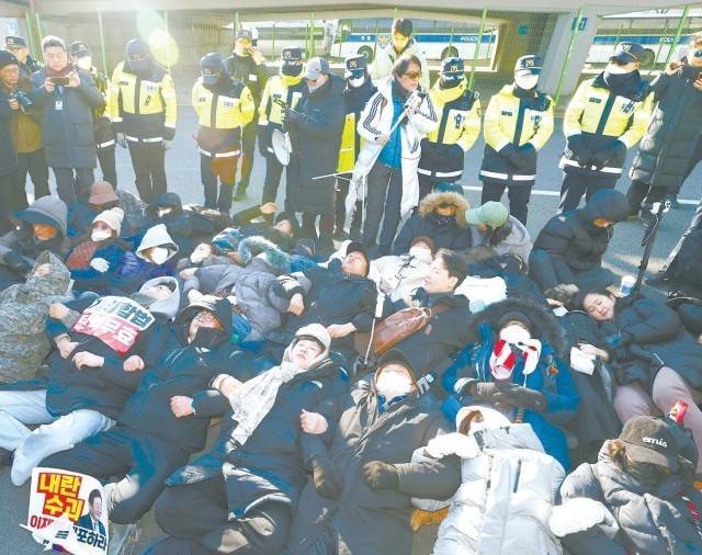两派民众激烈对峙，两大政党同遭恐吓，尹锡悦支持者躺官邸前阻挠逮捕