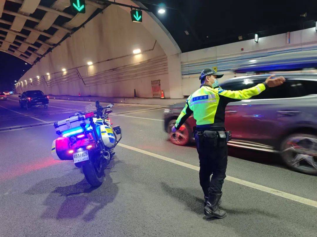 一路飘红！大批深圳人堵在回乡路上，有人6小时没出广东！网友急了……
