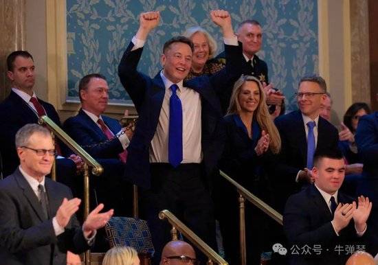 牛弹琴：我们就在看一场闹剧