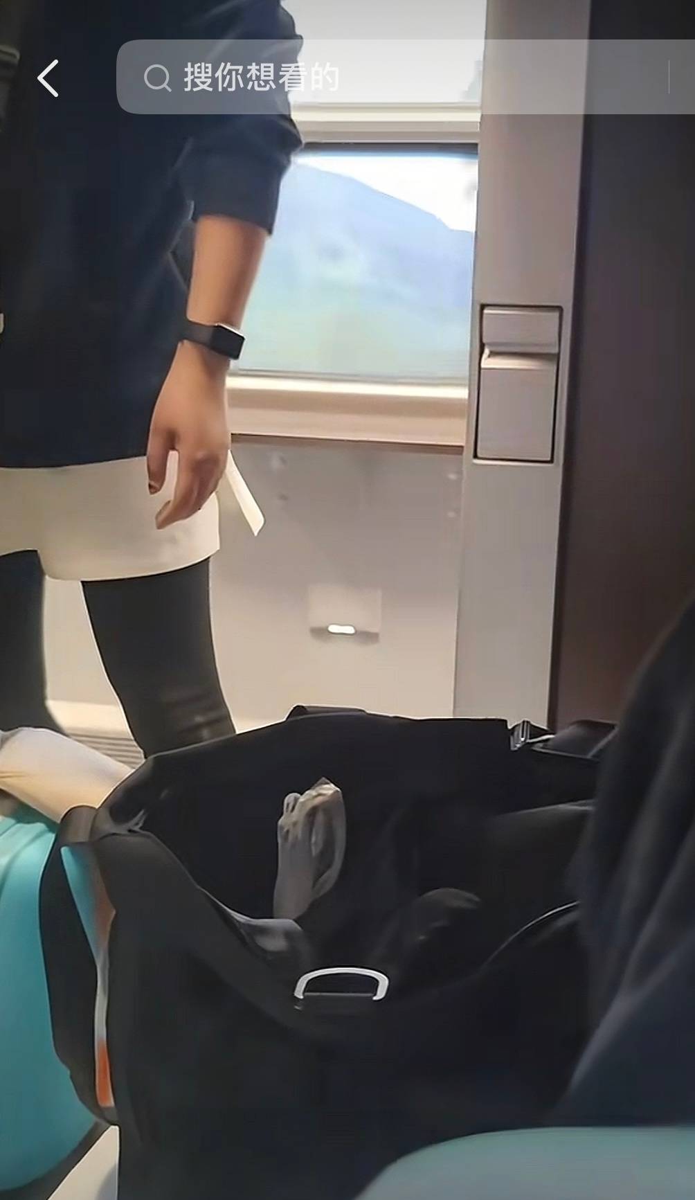 女子拒绝宝妈换铺后遭言语攻击，12306：应对号入座，若无法协调，建议报警处理