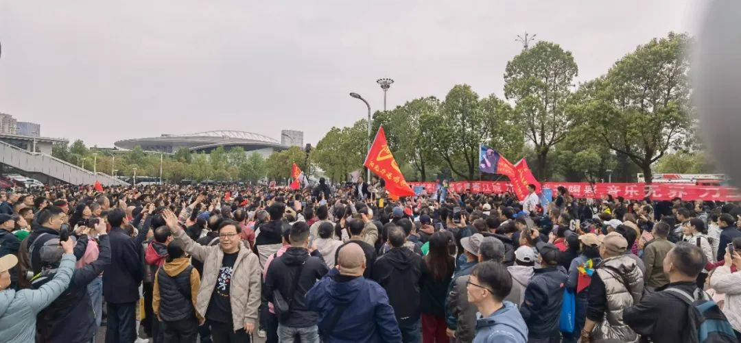就在刚刚！武汉万人现场沸腾！知名男演员昨晚也悄悄现身