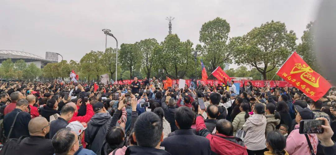 就在刚刚！武汉万人现场沸腾！知名男演员昨晚也悄悄现身