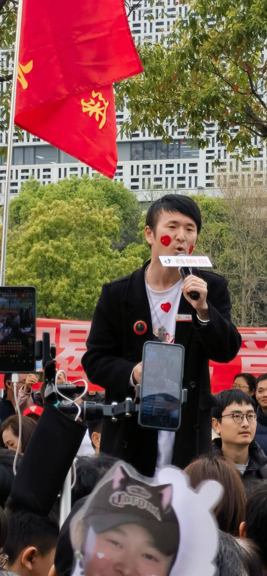 就在刚刚！武汉万人现场沸腾！知名男演员昨晚也悄悄现身