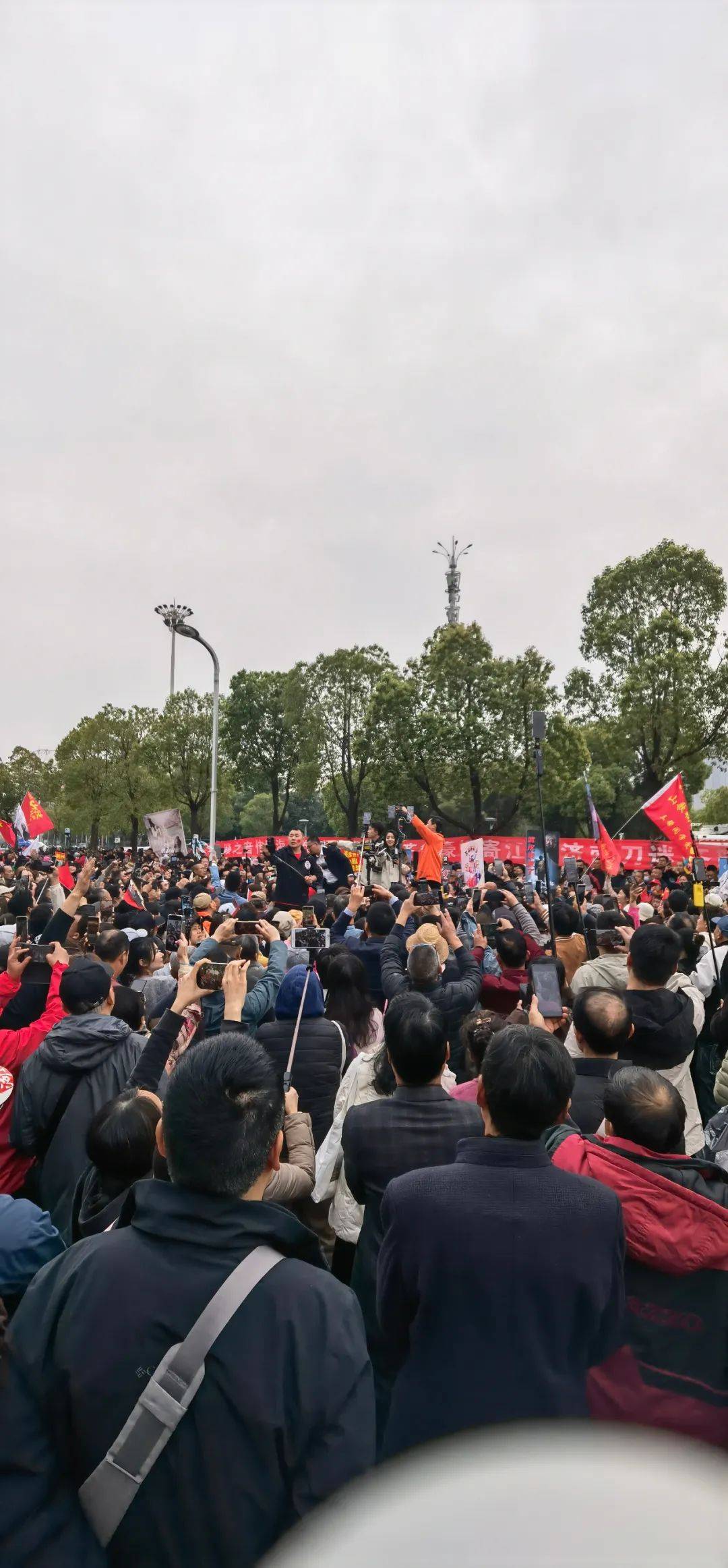 就在刚刚！武汉万人现场沸腾！知名男演员昨晚也悄悄现身