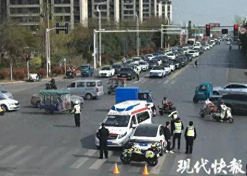 等待红绿灯时车内睡着，江苏南通一醉驾男撞上接自己的救护车